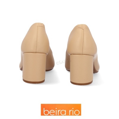 Sapatos de salto médio bege vistos de trás com logo Beira Rio