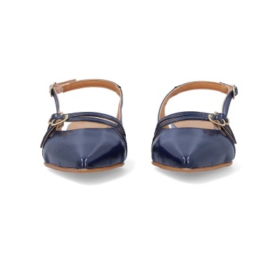 Sapatos rasos azuis com tira e fivela dourada sobre fundo branco