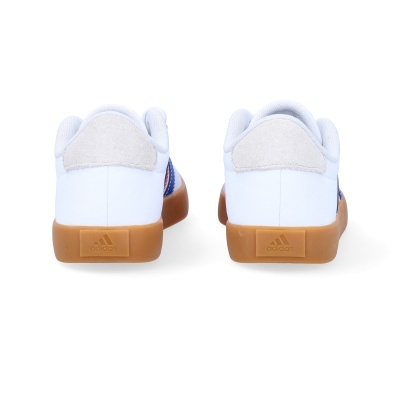 Par de sapatilhas Adidas brancas vistas de trás com sola castanha