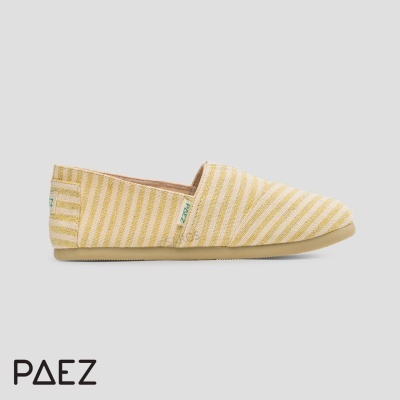 Sapatilha de tecido amarelo e branco riscada com sola bege e etiqueta PAEZ