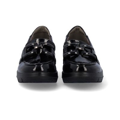 Sapatos mocassins pretos em verniz com fivela decorativa frontal
