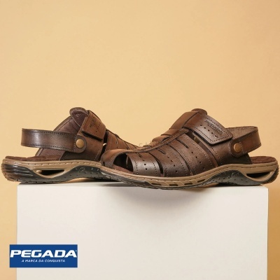 Sandálias masculinas em couro castanho com tiras e velcro