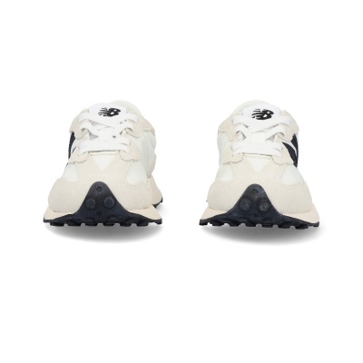 Par de ténis New Balance brancos com detalhes em preto e logo NB na língua