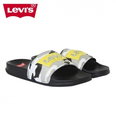 Chinelos Levi's tipo slide com sola preta e tiras camufladas