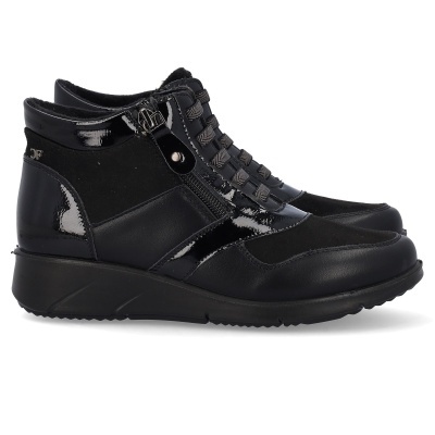 Sapatilhas altas pretas em camurça, verniz e pele com fecho lateral e atacadores elásticos cinzentos
