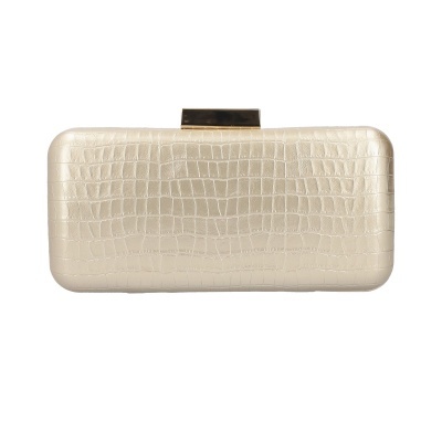 Clutch bege claro com padrão pele de crocodilo e fecho dourado