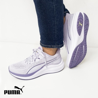 Ténis desportivos Puma lilás com sola branca e detalhes lilás em fundo branco