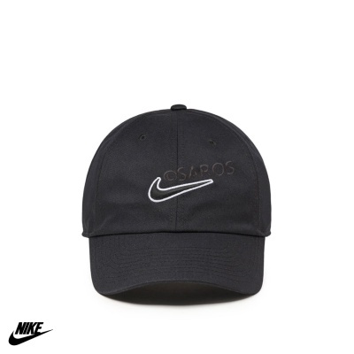 Boné preto com logótipo da Nike branco e texto bordado OSAD05