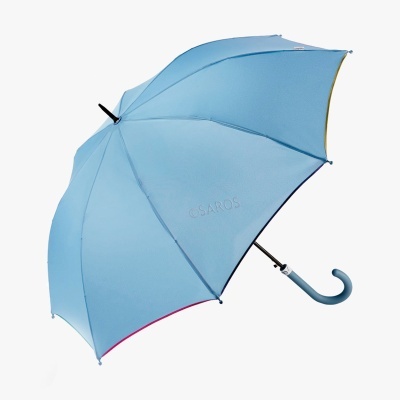 Guarda-chuva azul claro aberto com cabo curvo