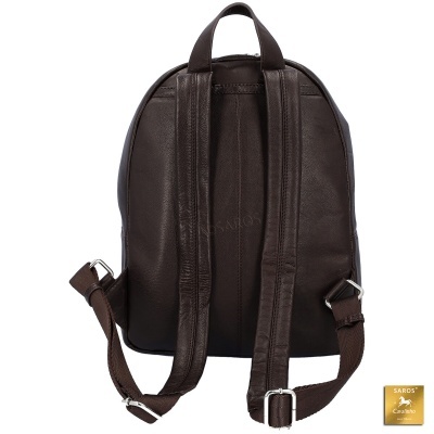 Mochila castanha escura tipo couro vista de costas com alças ajustáveis