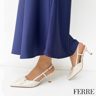 Sapatos de senhora brancos em verniz com salto médio e vestido azul.
