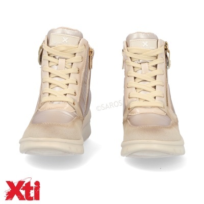 Ténis alto bege claro com atacadores e fecho dourado lateral da marca Xti