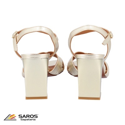 Sandálias femininas douradas com salto alto e fivela, vista de trás