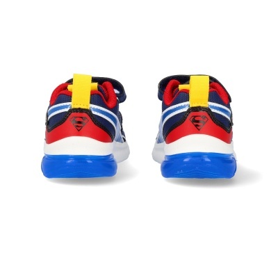 Sapatilhas coloridas com símbolo do Superman vistas por trás