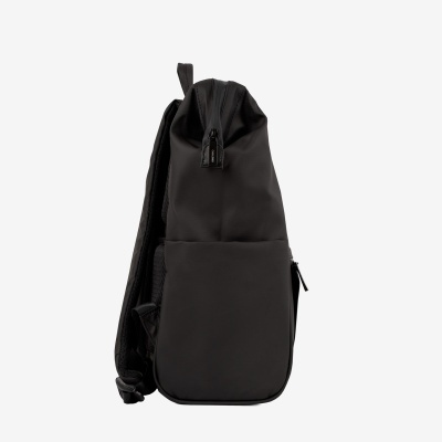 Mochila preta com fecho e alças acolchoadas