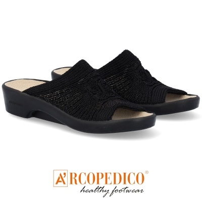 Chinelos femininos pretos Arcopedico em malha tricotada com sola preta sobre fundo branco