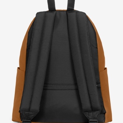 Mochila com alças almofadadas em preto e corpo castanho