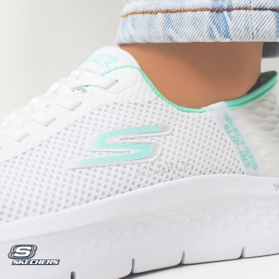 Ténis Skechers Slip-Ins branco com detalhes em verde água e logótipo