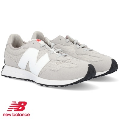 Sapatilhas New Balance bege claro com logo branco e sola preta