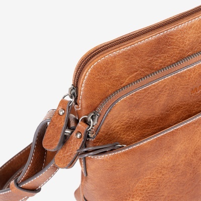 mala castanha em pele sintética com fechos metálicos e alça ajustável