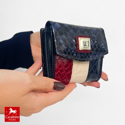 Carteira Cavalinho em pele com padrão de escamas e fecho dourado
