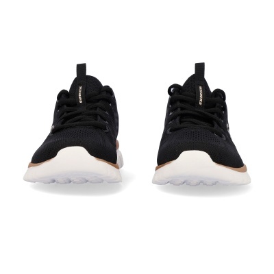 Par de ténis pretos Skechers com sola branca e detalhe castanho