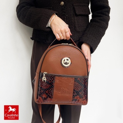 Mochila Cavalinho castanha com padrão de cobra e detalhes dourados