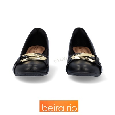 Sapatos rasos femininos pretos com detalhe dourado e logo beira rio