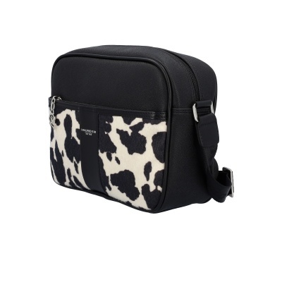 Mala preta com padrão animal e fecho de correr