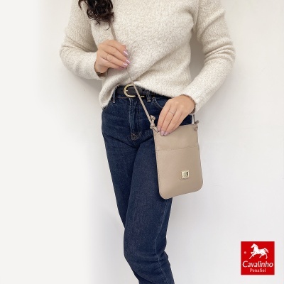 Bolsa pequena de ombro em pele bege clara com fecho metálico