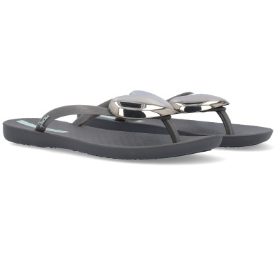 Chinelos pretos de dedo com elementos metálicos prateados