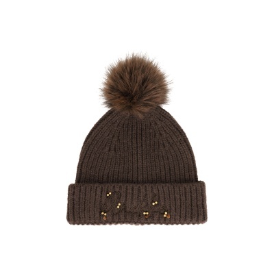 Gorro castanho com pompom de pelo castanho e bordado com contas douradas