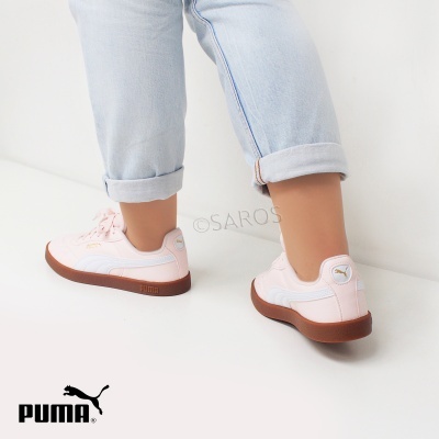Ténis desportivos rosa claro PUMA com sola castanha e calças de ganga