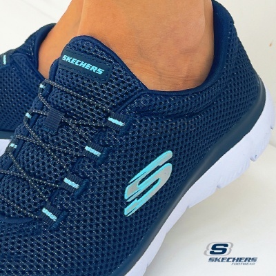 Ténis desportivos Skechers azul escuro com sola branca e detalhes em azul claro