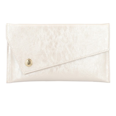 Carteira branca de material brilhante com fecho envelope e botão dourado