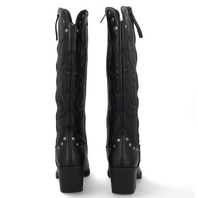 Botins pretos altos em pele com bordados e tachas metálicas vistos de trás