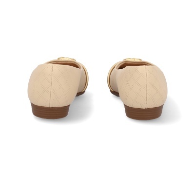 Sapatilhas femininas bege claras com textura matelassê vistas de trás