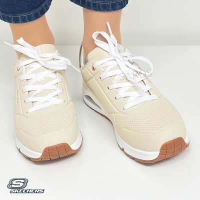 Tênis Skechers femininos creme com atacadores brancos e sola castanha