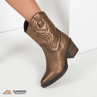 Bota western bronze metálico com padrão bordado e salto médio de madeira