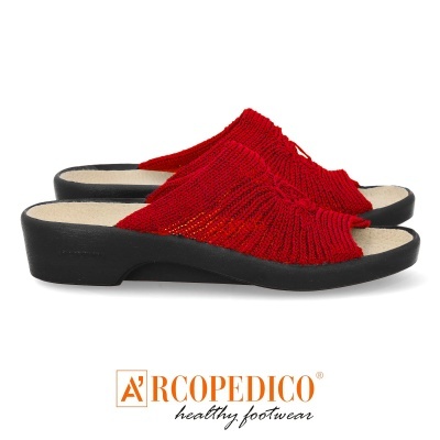 Sandálias de senhora vermelhas com sola preta e logo ARCOPEDICO