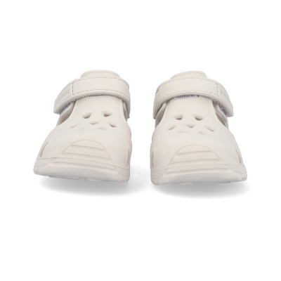 Sapatos castanhos com fecho velcro e recortes triangulares