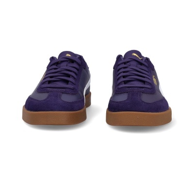 Par de sapatilhas desportivas roxas com sola castanha e detalhes em branco e dourado
