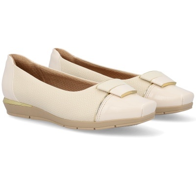 Sapatos baixos femininos bege com textura e detalhe decorativo dourado