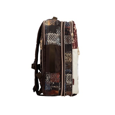 Mochila colorida com várias divisórias e fechos dourados vista de lado.
