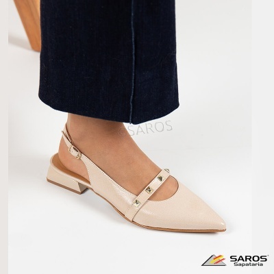 Sapato feminino bege slingback com tachas douradas e salto baixo
