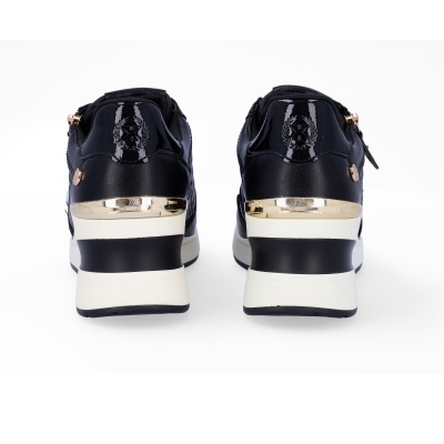 Par de sapatilhas pretas com detalhes dourados e sola branca visto de trás