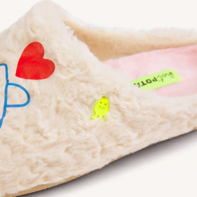 Pantufas felpudas creme com coração vermelho e etiqueta amarela
