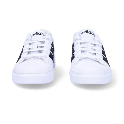 Ténis brancos Adidas com riscas pretas e sola branca