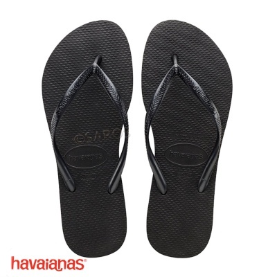 Chinelos havaianas pretos com sola texturada e tiras finas de borracha