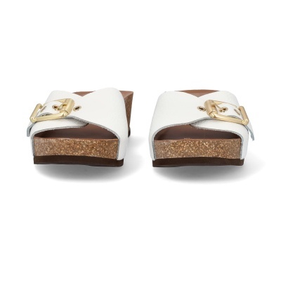 Sandálias de cunha brancas com sola de cortiça e fivela dourada